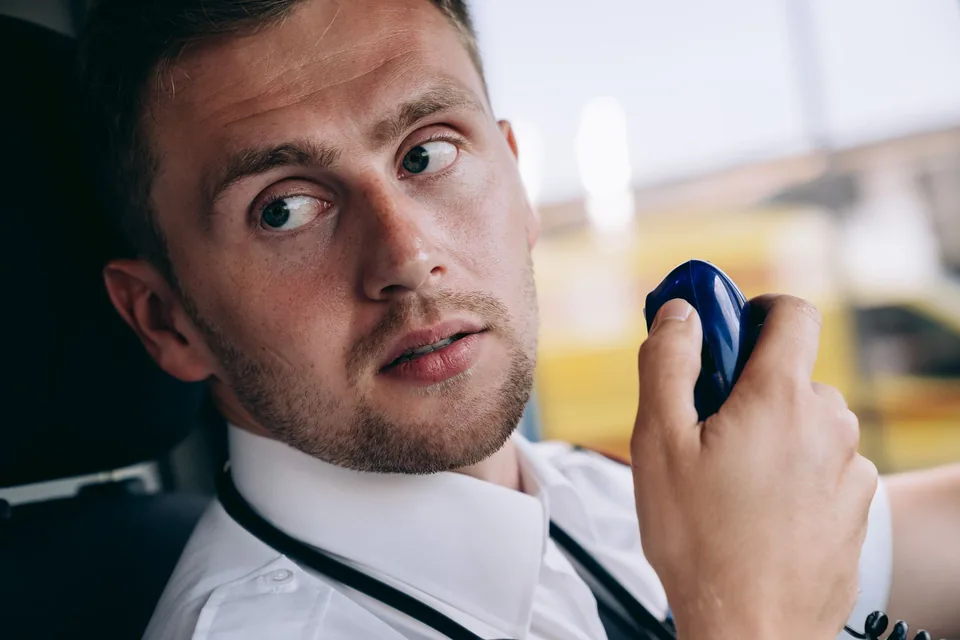 Professionnel utilisant une radio pour coordonner une intervention